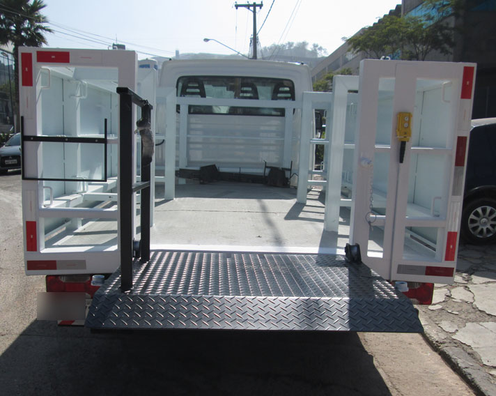 Tail lift for gas bottle distribution